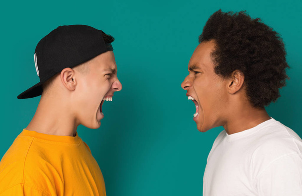 Δύο έφηβοι θυμωμένος φωνάζοντας σε κάθε άλλο - Φωτογραφία, εικόνα