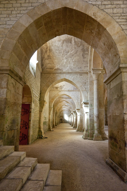 Vieil intérieur en colonnade tourné dans l'abbaye de Fontenay en Bourgogne, France
 - Photo, image