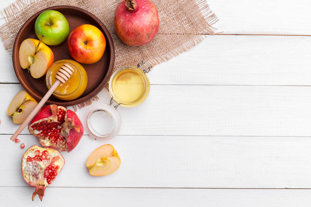 Apple and honey, traditional food of jewish New Year - Rosh Hashana. - Foto, imagen