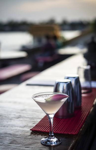 lychee and jasmine infused vodka martini exotic ocktail at asian sunset bar - Foto, Bild