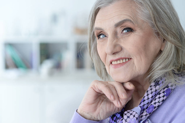 Porträt einer glücklichen Seniorin, die zu Hause posiert - Foto, Bild