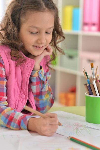 маленькая девочка рисует в своей комнате
 - Фото, изображение