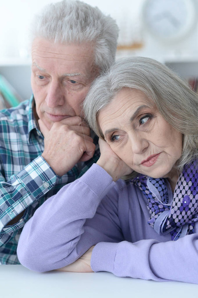 Portret smutnej pary seniorów pozujących w domu  - Zdjęcie, obraz