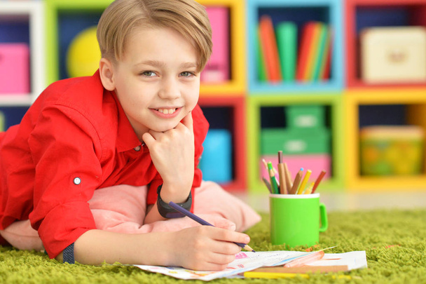 Portrait of cute little boy drawing with pencils - Foto, afbeelding