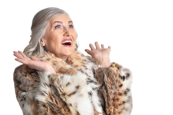 старша жінка позує ізольовано на білому тлі
 - Фото, зображення