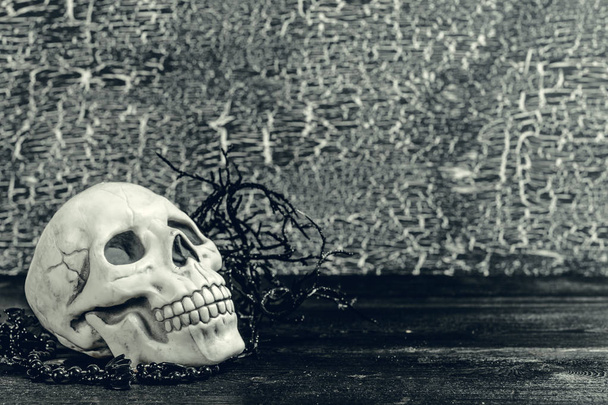 Halloween human skull on an old wooden table - Foto, afbeelding