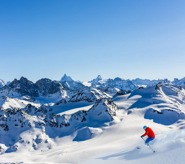 Zona de esquí con una vista increíble de las famosas montañas suizas en la hermosa nieve de invierno Mt Fort. El Matterhorn y el Dent d 'Herens. En primer plano el glaciar del Gran Desierto
. - Foto, Imagen
