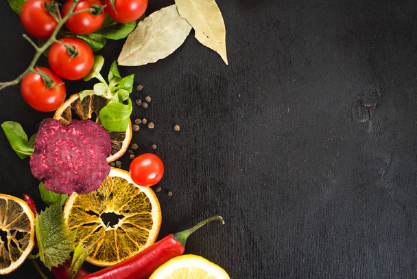 Diferir verduras ingredientes alimentarios y especias sobre fondo negro
 - Foto, Imagen