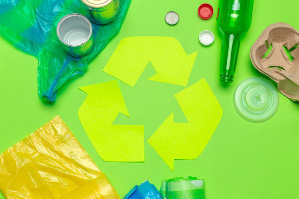 Conceito ecológico com símbolo de reciclagem na vista superior do fundo da mesa
 - Foto, Imagem