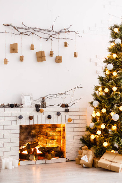 Σπίτι εσωτερικό σαλόνι με διακόσμηση τζάκι και το χριστουγεννιάτικο δέντρο - Φωτογραφία, εικόνα