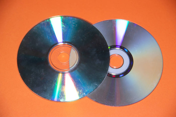 disque dvd sur fond orange. Un CD. objet isolé
 - Photo, image