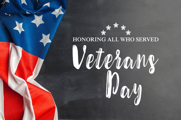 imagen compuesta del día de los veteranos con bandera americana, concepto de vacaciones
  - Foto, imagen
