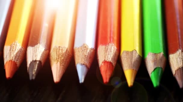 Σε ένα ξύλινο υπόβαθρο πολύχρωμα μολύβια. Εσωτερικη φωτεινά χρωματιστά μολύβια. Μακροεντολή. Μακροεντολή γυρίσματα - Πλάνα, βίντεο
