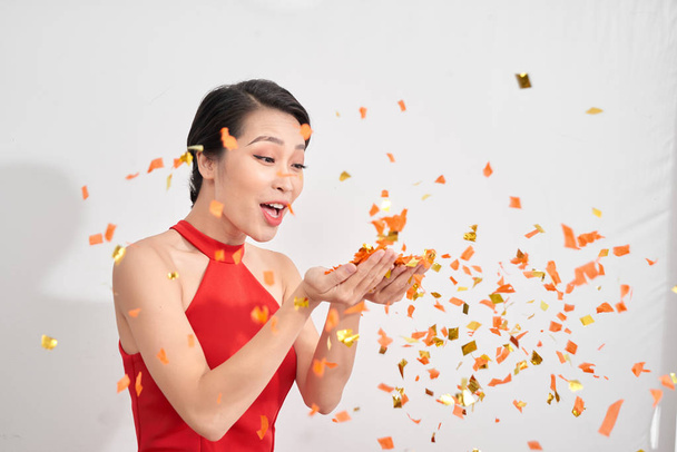 šťastná mladá žena v kostýmech a konfety odesílající ránu polibek - Fotografie, Obrázek
