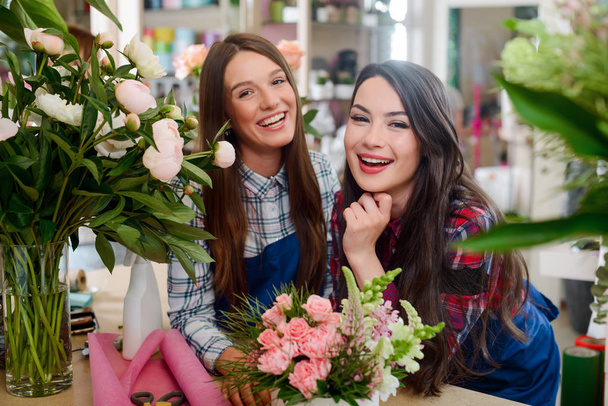 Women in the flower shop - Foto, Bild