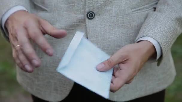Ένας άντρας ανοίγει ένα φάκελο με μια επιστολή της, επαγγελματίες. - Πλάνα, βίντεο