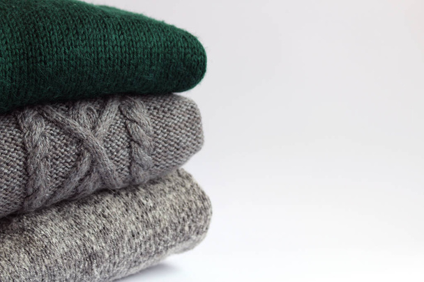 pulls en laine tricotés sur un fond clair
 - Photo, image