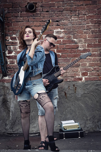 A város egy utcáján fiújára és punkok játszani a gitár - Fotó, kép