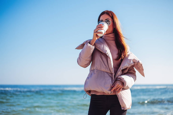 Mladá žena pití kávy na moře - Fotografie, Obrázek