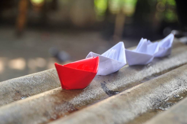 Conceito de liderança de líder de equipe com barcos de papel
 - Foto, Imagem