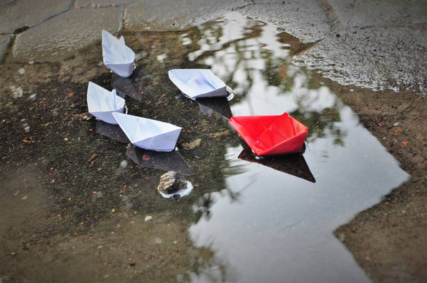 Концепция лидерства лидера команды с бумажными лодками
 - Фото, изображение