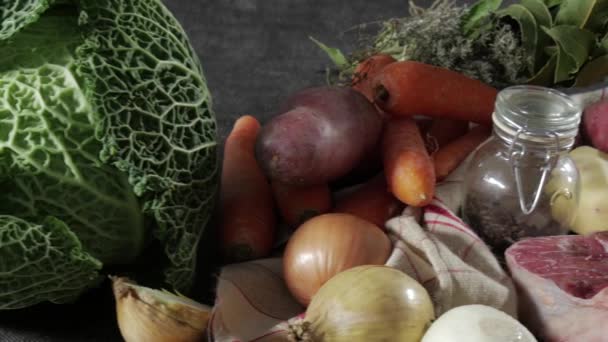 mięso i warzywa do przygotowania pot au feu - Materiał filmowy, wideo
