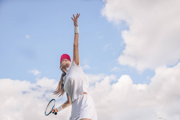 Atraktivní dívka v oblečení hraje tenis - Fotografie, Obrázek