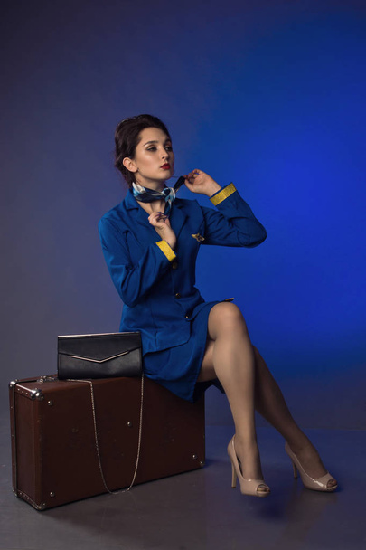 beautiful young pinup girl in suit of stewardess - Foto, afbeelding