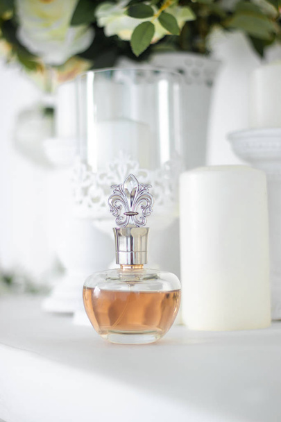 Hermosa botella de perfume Aroma de perfume de mujer. perfume de color caramelo
 - Foto, imagen