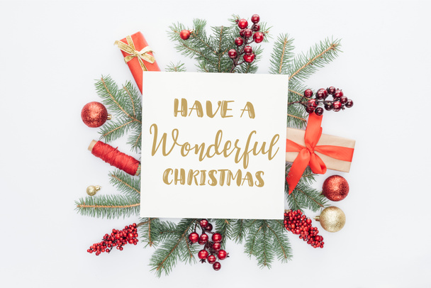 vue de dessus des branches de pin, des décorations de Noël et des cadeaux avec lettrage "have a wonderful christmas" au milieu isolé sur blanc
 - Photo, image