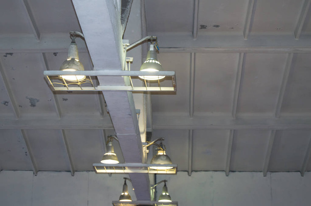 Verlichting met lampen aan het plafond in een industriële ruimte - Foto, afbeelding