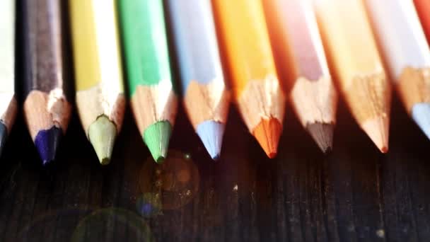 На дерев'яному тлі різнокольорові олівці. Яскраві кольорові олівці крупним планом. Макро. Макрозйомка
 - Кадри, відео