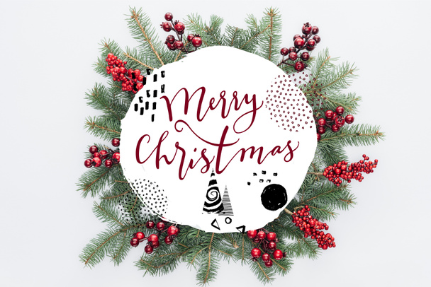 vue de dessus de couronne de pin avec décorations de Noël avec lettrage "joyeux noël" au milieu isolé sur blanc
 - Photo, image