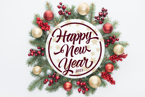 Ansicht von Tannenbaumkranz mit Weihnachtsschmuck mit Schriftzug "Frohes neues Jahr 2019" in der Mitte isoliert auf weiß - Foto, Bild