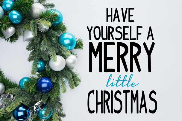 "kendini bir merry little christmas var" ilham ile beyaz izole mavi ve gümüş Noel oyuncaklar ile dekoratif Festival çelenk üstten görünüm - Fotoğraf, Görsel