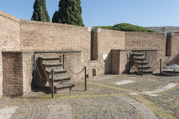 Escalier en briques anciennes dans la tour du château de Saint-Ange à Rome. L'attraction de la ville en Italie
. - Photo, image