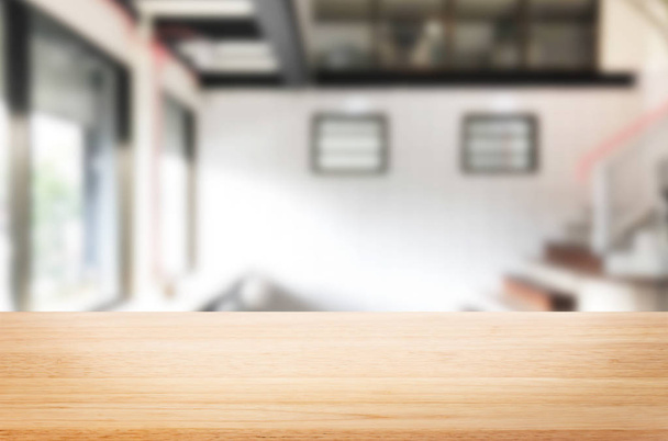 Dřevěná deska prázdná tabulka Top a rozostření interiéru nad rozostření v kavárně pozadí, Mock pro zobrazení produktu. - Fotografie, Obrázek