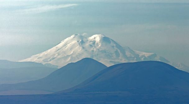 Vista do Monte Elbrus da cidade de Pyatigorsk, Rússia
. - Foto, Imagem