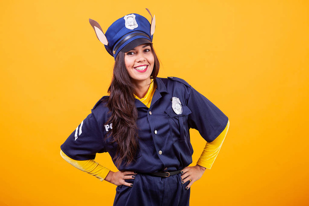 Bella giovane donna che indossa il costume della polizia su sfondo giallo
 - Foto, immagini