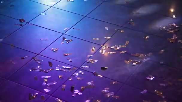 Confetti op de verdieping in een nachtclub. - Video