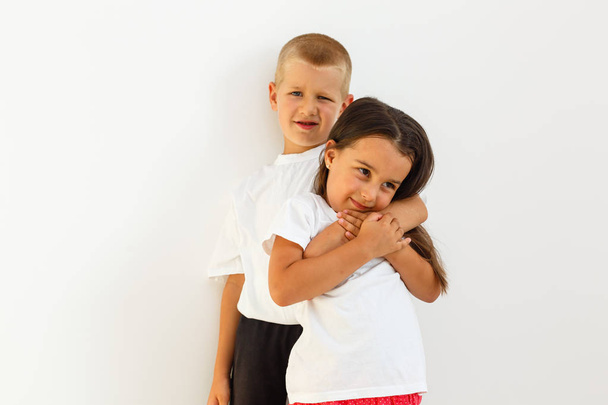 Petit garçon et fille jouant sur fond blanc
 - Photo, image