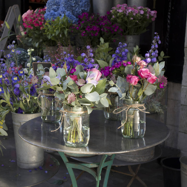 The colorful variety of flowers sold in the market in London. - Foto, imagen