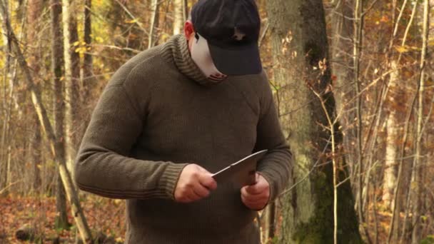 Людина в хеллоуїн маски точильні ножі
 - Кадри, відео