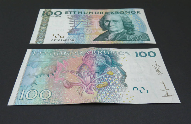 Moneda sueca SEK de Suecia sobre fondo azul
 - Foto, Imagen