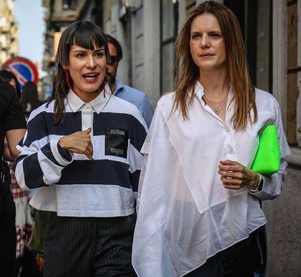 MILAN, Italie- 19 septembre 2018 : Des femmes dans la rue pendant la Fashion Week de Milan
. - Photo, image