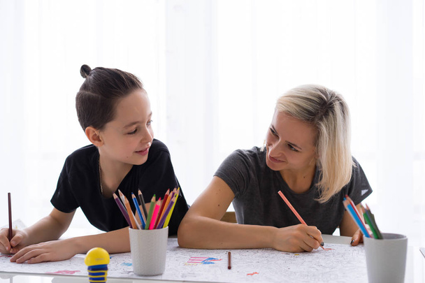 Мать и ребенок сын рисуют цветными карандашами
 - Фото, изображение