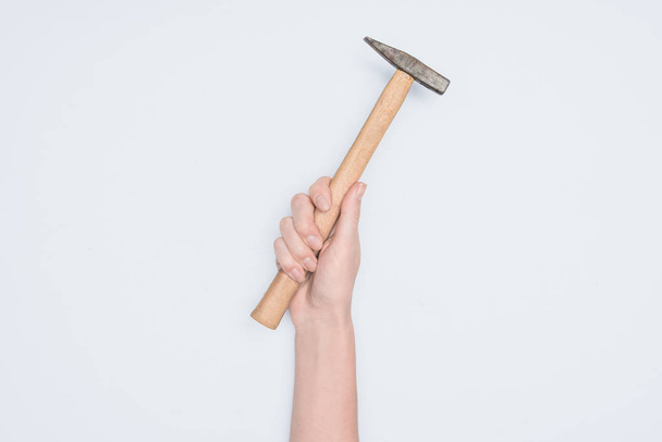 abgeschnittene Aufnahme einer Frau mit Hammer isoliert auf Weiß - Foto, Bild
