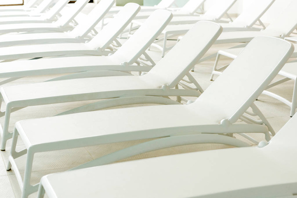 tumbonas blancas vacías en el moderno centro de spa
 - Foto, Imagen