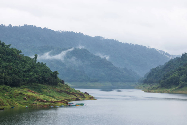 山とクン ダン プラカン チョン ダム湖の美しい景色 - 写真・画像