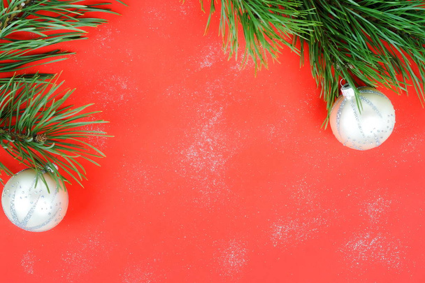 Рождественский фон из белого Рождества на красном фоне. Рождественская композиция новогодних балов. Зимний праздник задумал плоский. Вид сверху. Копирование пространства
 - Фото, изображение